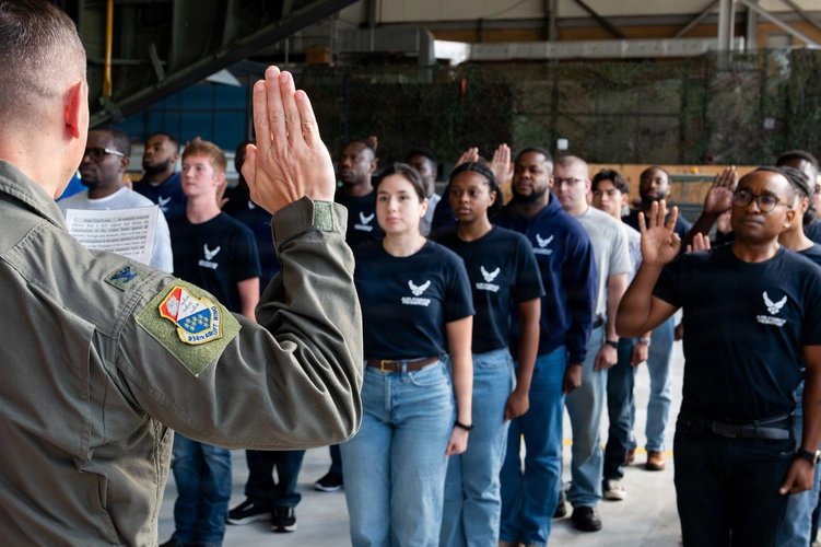 Air National Guard recruits taking the Oath of Enlistment